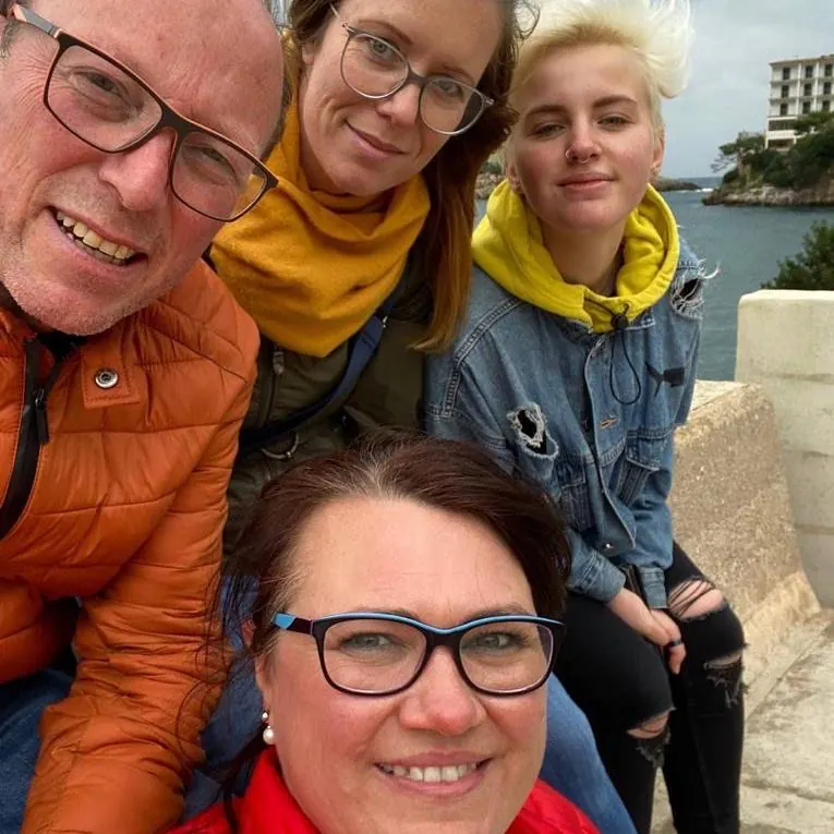 Gruppenfoto von vier Personen am Meer